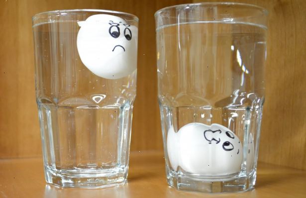 Sådan at fortælle, hvis et æg er dårligt. Placer æg i en skål med koldt vand.