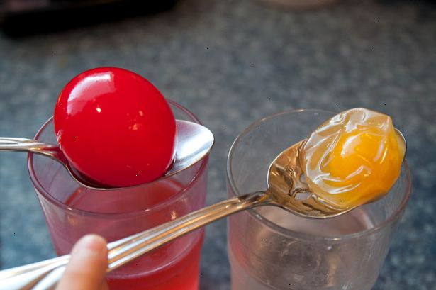Hvordan man laver en nøgen æg. Placer ægget i et højt glas, krukke eller en plastik kop og fyld glasset med eddike, nedsænke ægget.