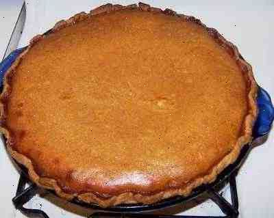 Hvordan laver græskar pie lige fra græskar. Skær en rund hue omkring græskar stilk med en kniv.