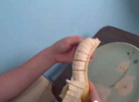 Sådan at skære en banan før det skrælles. Stealthily sikre en banan der er klar til at spise.