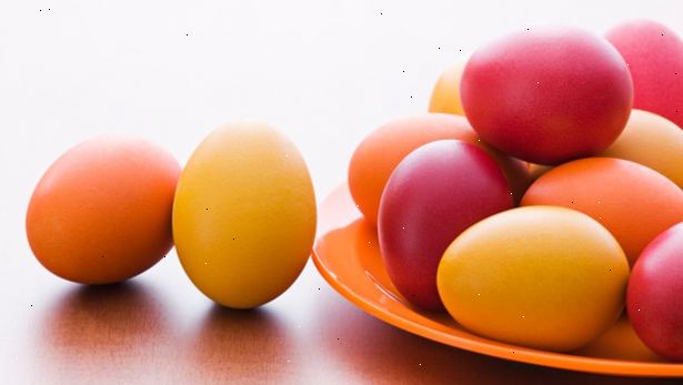 Sådan at fortælle, hvis æg er rå eller hårdkogte. Læg ægget på siden på en glat, hård overflade, som et skærebræt i køkkenvasken.