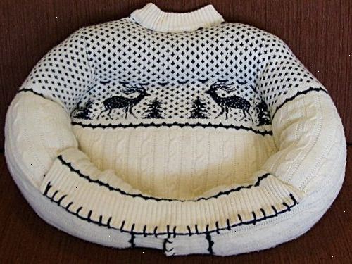 Sådan laver du en kat seng fra en gammel sweater. Læg sweateren fladt ud.