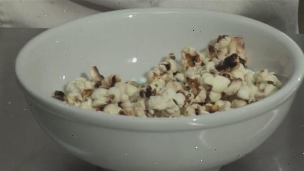 Hvordan man laver popcorn i en gryde