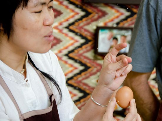 Hvordan til at bryde et æg med en hånd. Saml et æg og holde den med alle fingre.