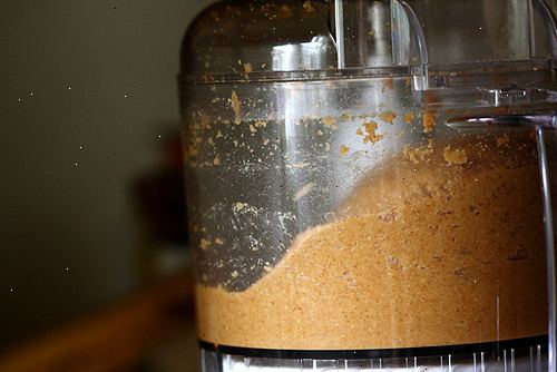 Hvordan laver jordnøddesmør. Spred peanuts på en bradepande.