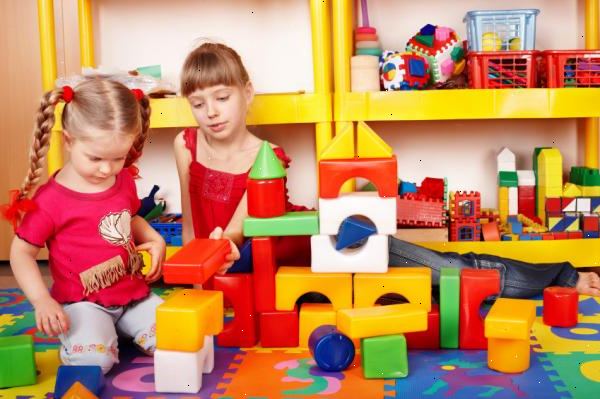 Hvordan du vælger legetøj til autistiske børn. Kig efter legetøj, der stimulerer deres sanser.